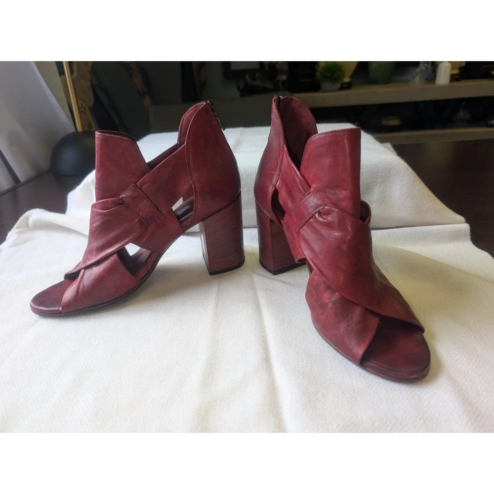 New! Benheart 40/9.5-10 Glove leather Red Heel Zip Open Toe Sandals